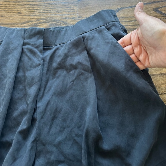 LuluLemon size 10 black pleated shorts - Picture 3 of 5